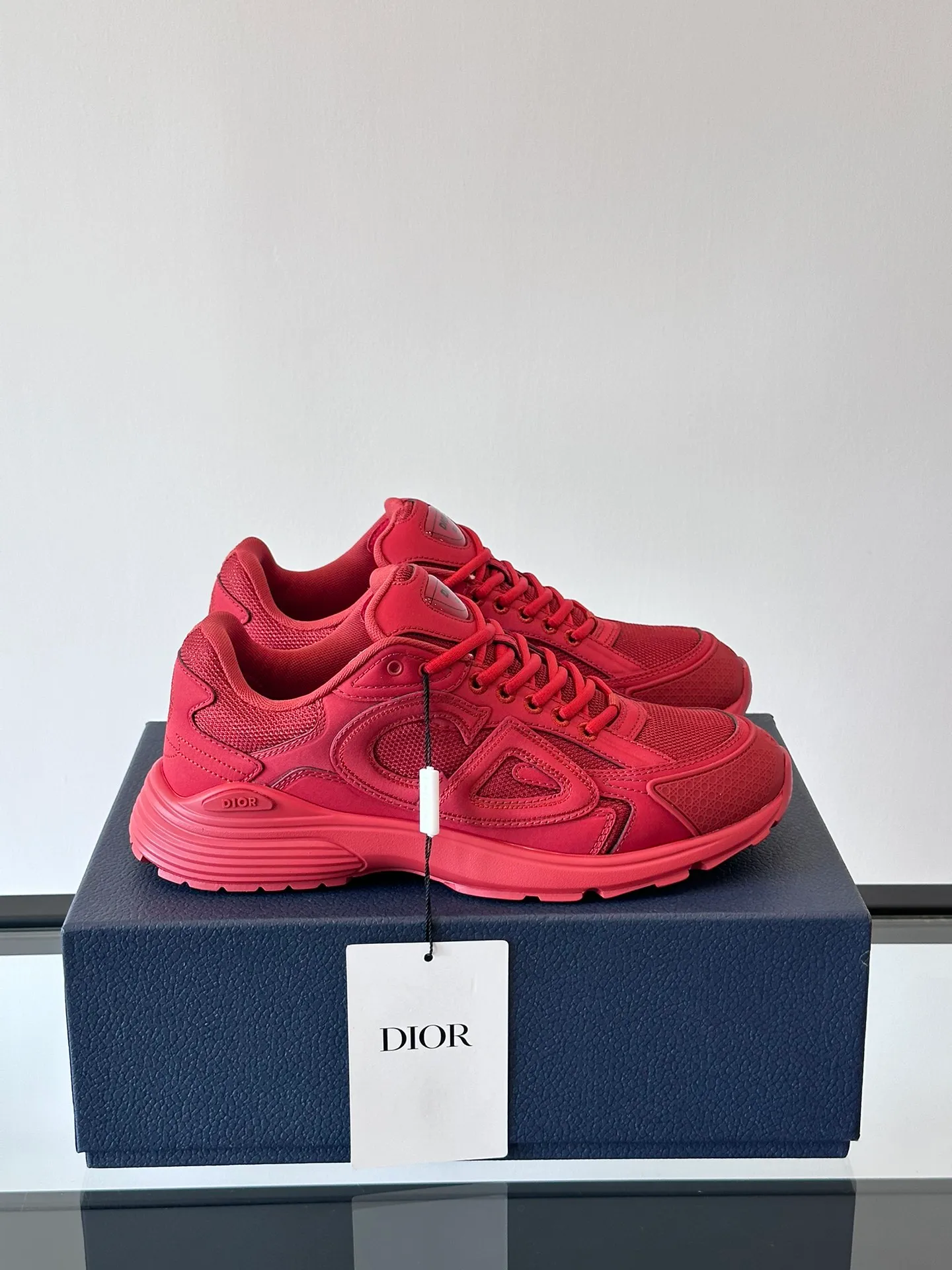 p400《Dio*》Dior B30 series sports shoes, multi-color mesh fabric and multi-color technical fabrics, this season's new B30 low-top sports shoes are one of the flagship styles of the series. Crafted from multicolor mesh and technical fabrics, it's finished with a reflective "CD30" graphic and silver-toned "DIOR B30" and "CD30" logos on the heel and tongue. An extra-light, sculpted rubber sole with signature accents adds style, while internal stretch details create ideal comfort. It can be matched with various casual styles to show a fashionable and modern sports style. Size: 38-44 (45-46 customized)